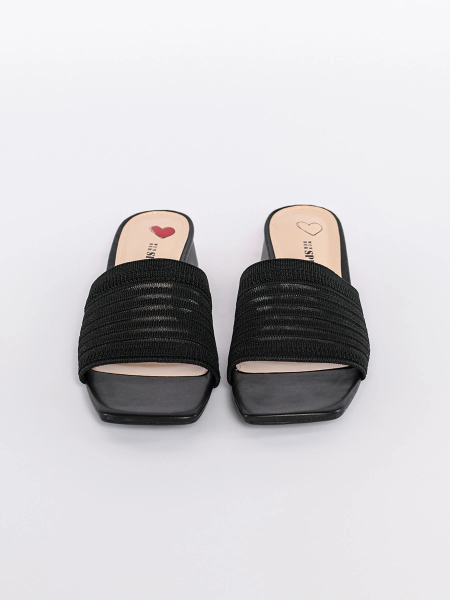 Пантолеты черного цвета на низком каблуке